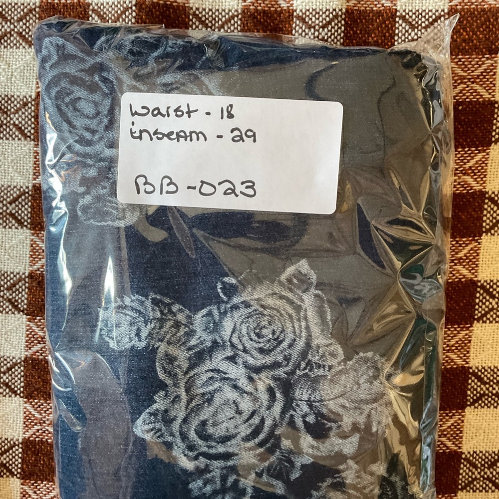EST 1946 Floral Patterned Blue Jeans. Size 16 - Picture 8 of 8